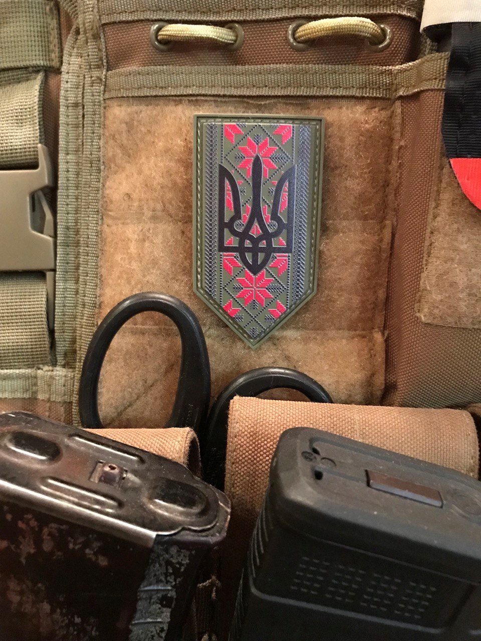 <strong>ПВХ шеврон "Тризуб-вишиванка" od/bk</strong>
