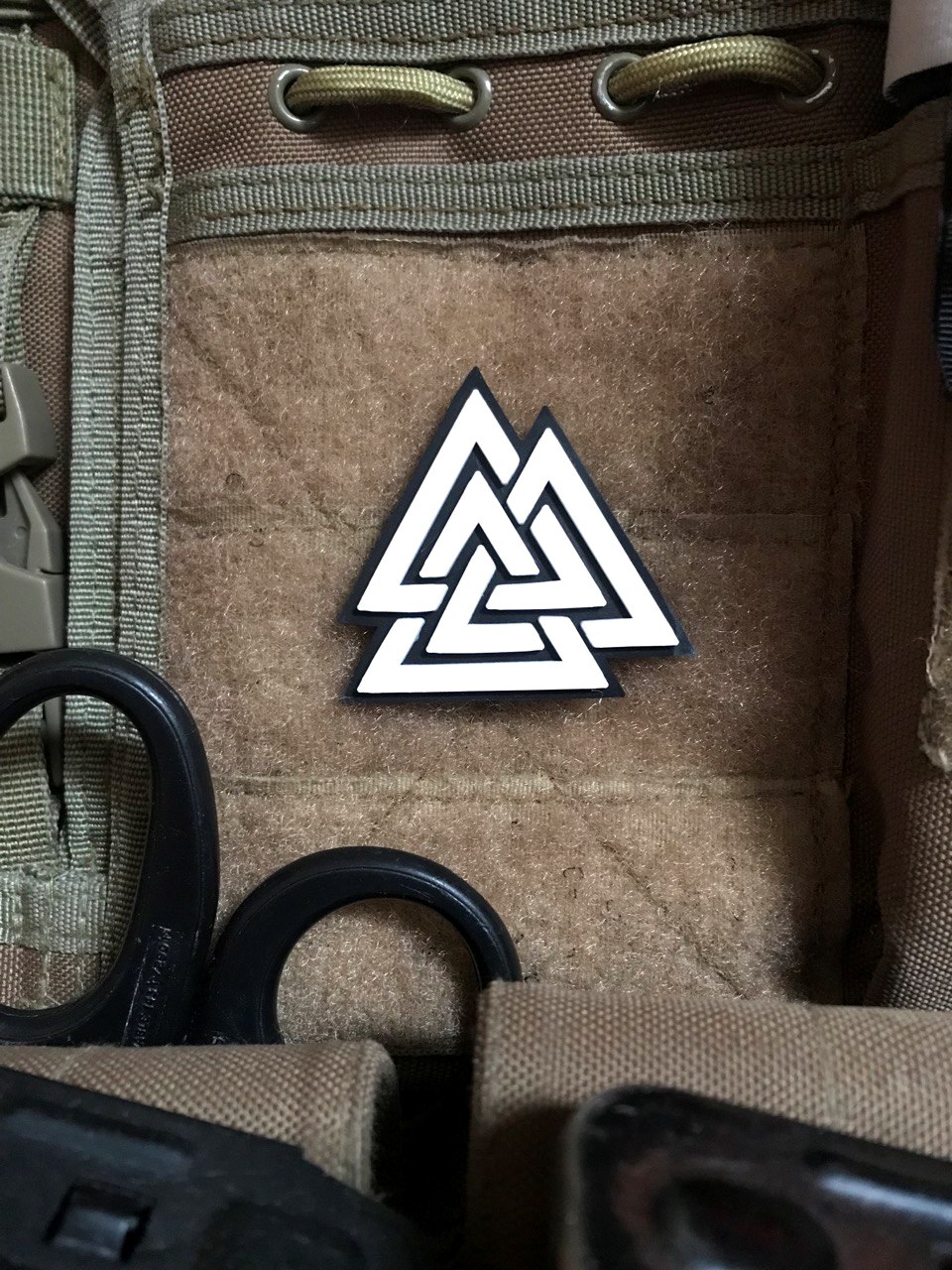 <strong>ПВХ шеврон «Valknut» v2 bk/wh</strong>