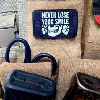 <strong>Шеврон «Never lose your smile» lasercut bk/gl</strong>