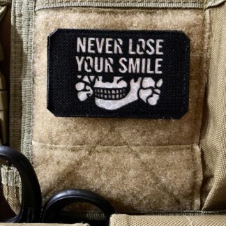 <strong>Шеврон «Never lose your smile» lasercut bk/rf</strong>