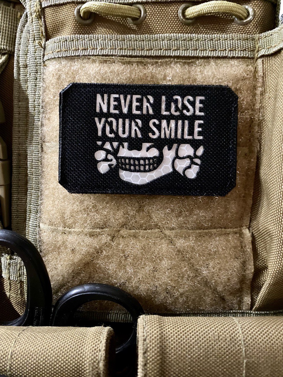 <strong>Шеврон «Never lose your smile» lasercut bk/rf</strong>