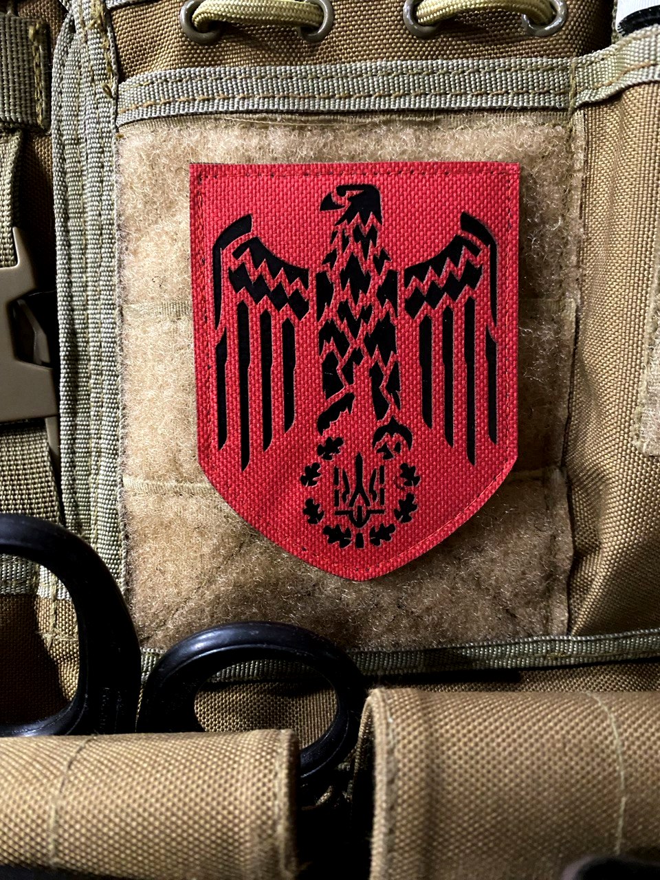 <strong>Шеврон “Орел з тризубом” v2 lasercut red/bk</strong>