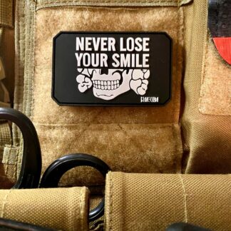 <strong>ПВХ шеврон «Never lose your smile» ч/б</strong>