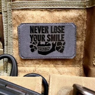 <strong>Шеврон «Never lose your smile» lasercut gr/bk</strong>