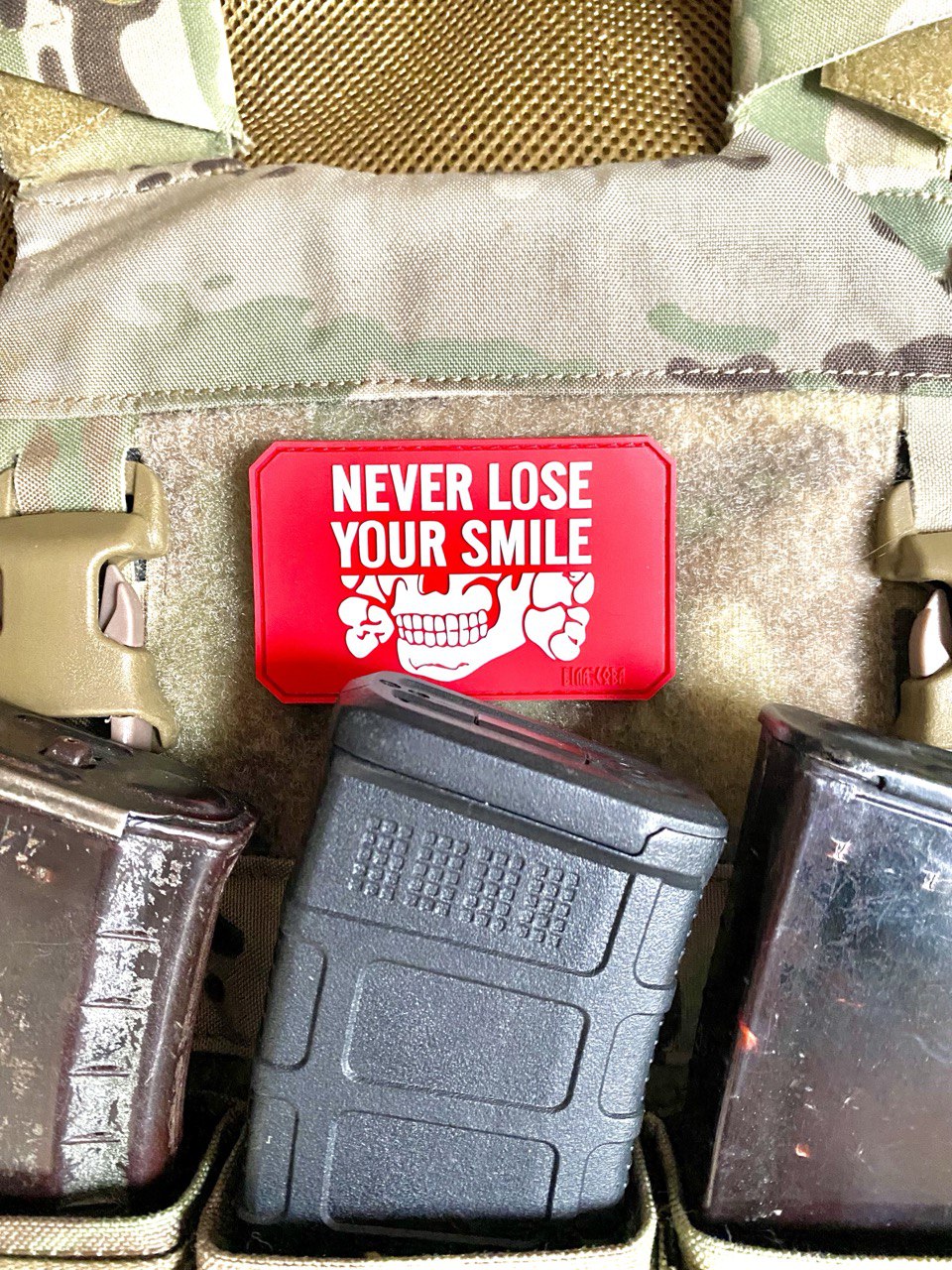 <strong>ПВХ шеврон «Never lose your smile» red</strong>