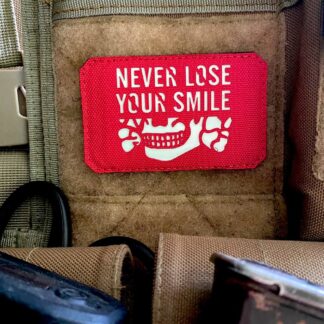 <strong>Шеврон «Never lose your smile» lasercut red/gl</strong>