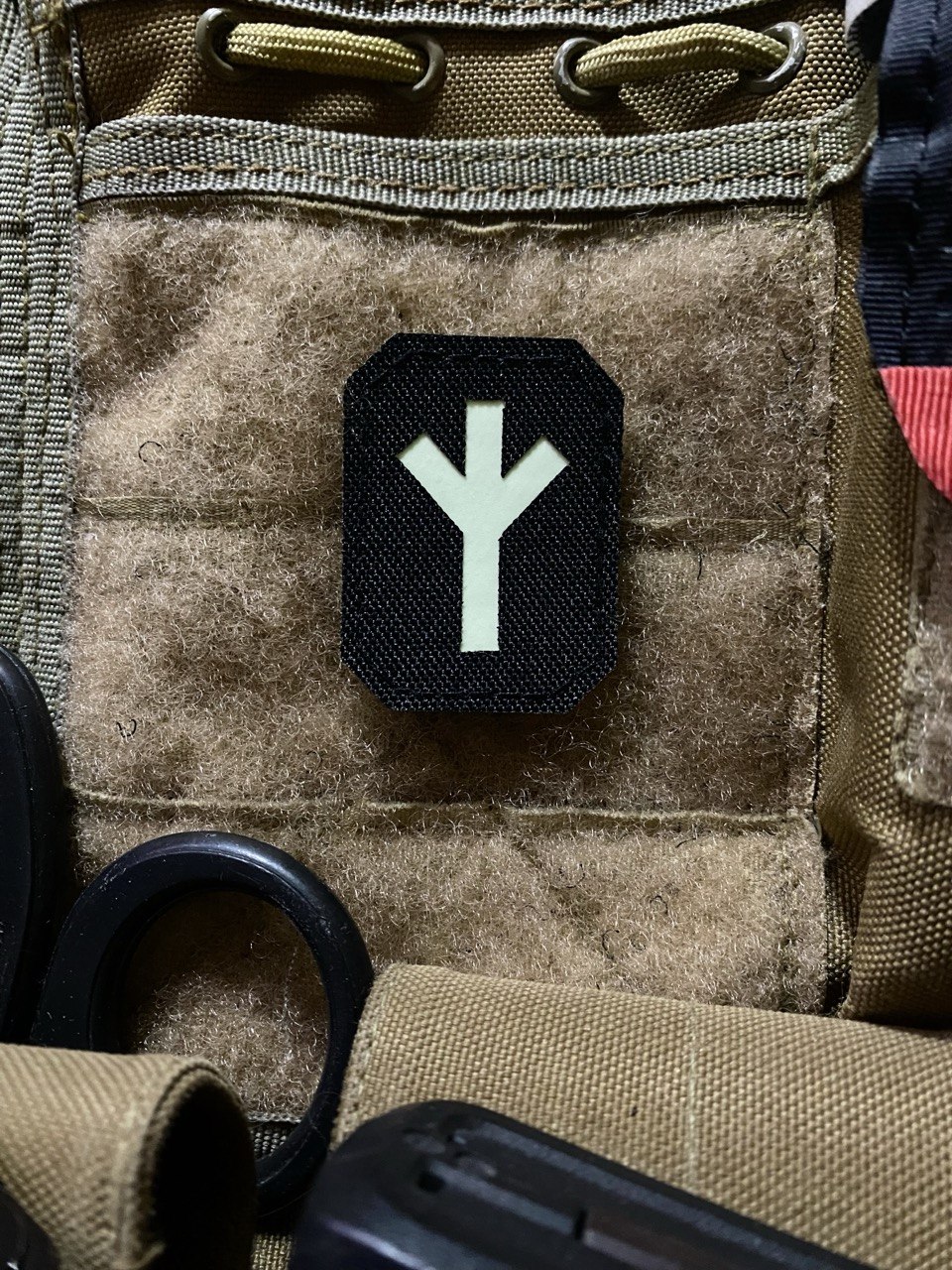 <strong>Шеврон «Руна Альгіз» lasercut bk/gl</strong>